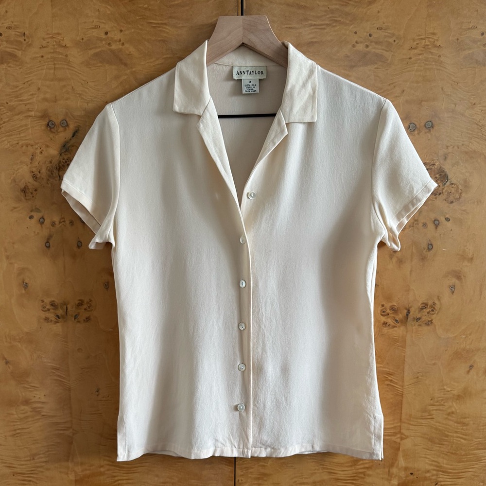 Vintage Ann Taylor 100% Silk Cream Short Sleeve Button Down Shirt - Size 2